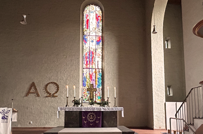 Altar mit Kreuz und Auferstehungsfenster