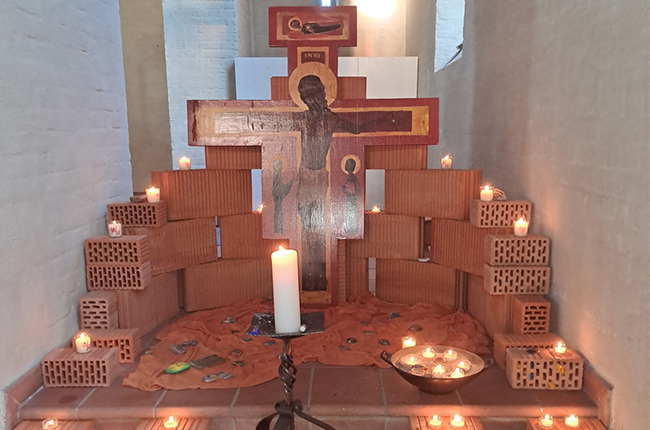 Gebetsecke mit Kreuz, Kerzen und Klagemauer