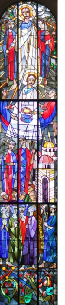 Altarfenster zeigt in drei Abschnitten die Emmausgeschichte