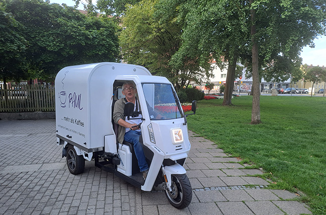 Fritz Simon auf dem Cafémobil PAUL