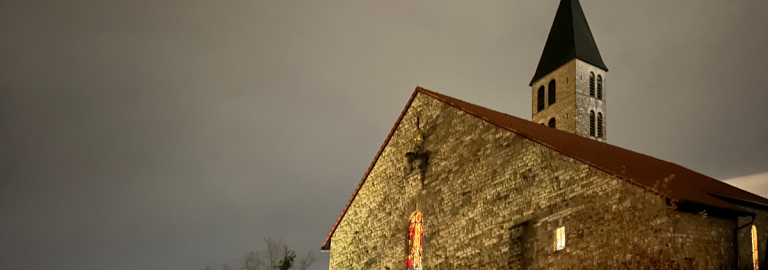 Blick auf den Ostgiebel der Auferstehungskirche mit Kirchturm im Hintergrund