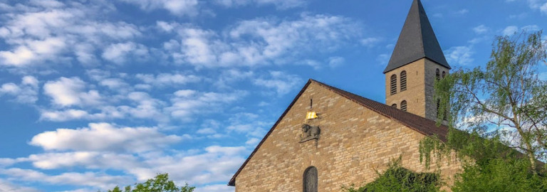 Auferstehungskirche Ostseite mit goldenem Lamm