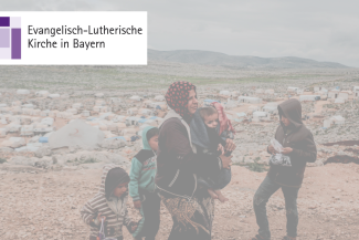Flüchtlingsfamilie vor Zeltstadt