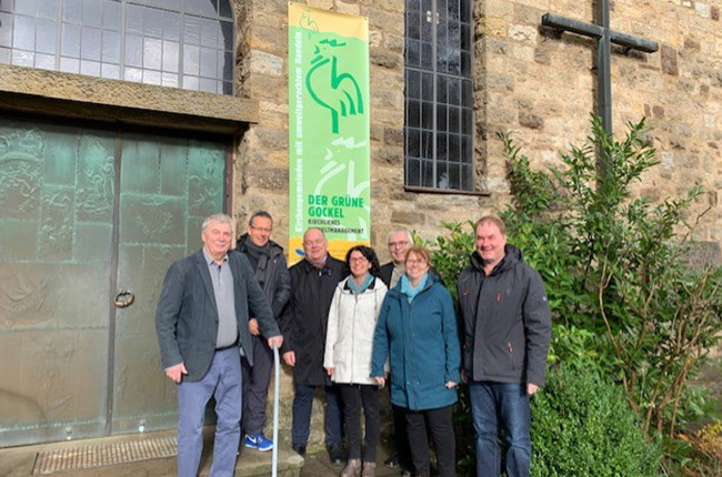 Das Umweltteam vor dem Eingangsportal der Kirche