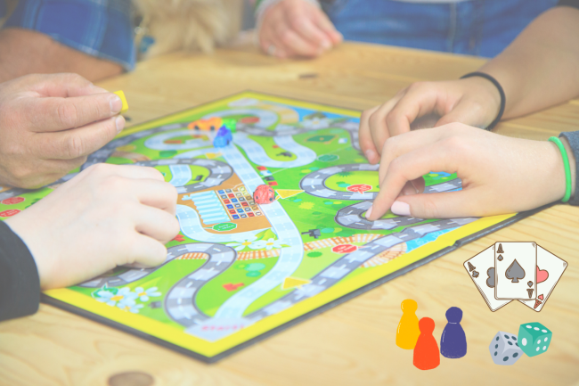 Spielfiguren, Karten und Würfel auf Spielebrett