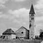 Auferstehungskirche mit Turm und Pfarrhaus 