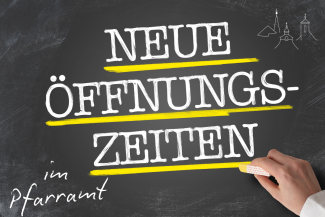 Schiefertafel mit Aufschrift "Neue Öffnungszeiten"