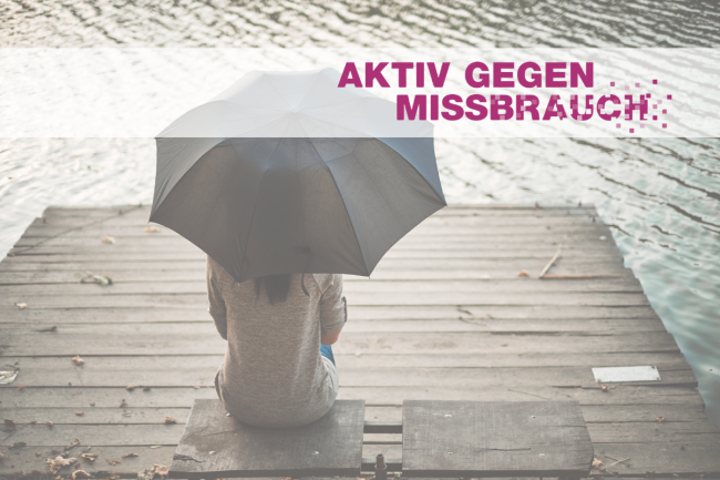 Frau mit Regenschirm sitzt am See