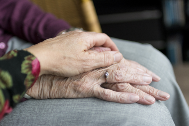 Eine Hand hält eine alte Hand